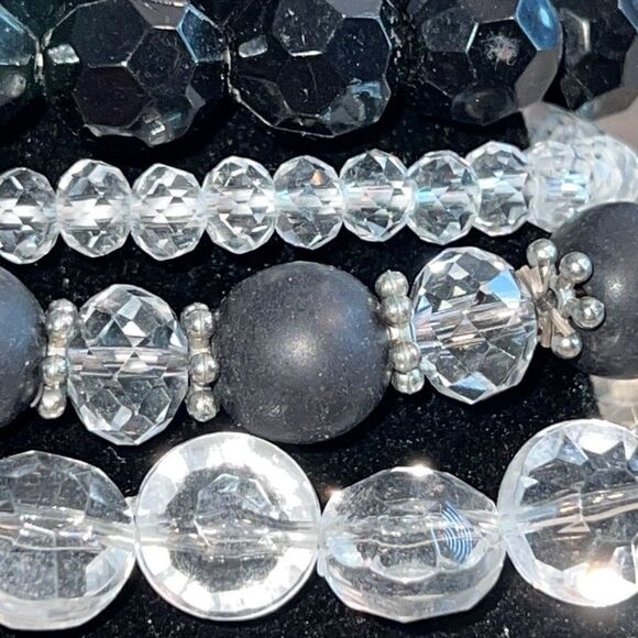 Set of 4 Faceted Beads In Clear And Black Stretch - Picture 2 of 6